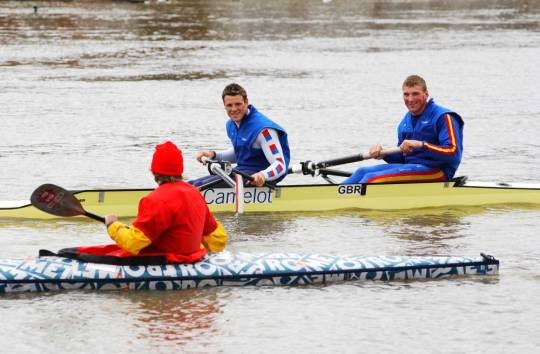 Tim Fitzhigham paddles Paper Boat down River Thames (drawing attention)