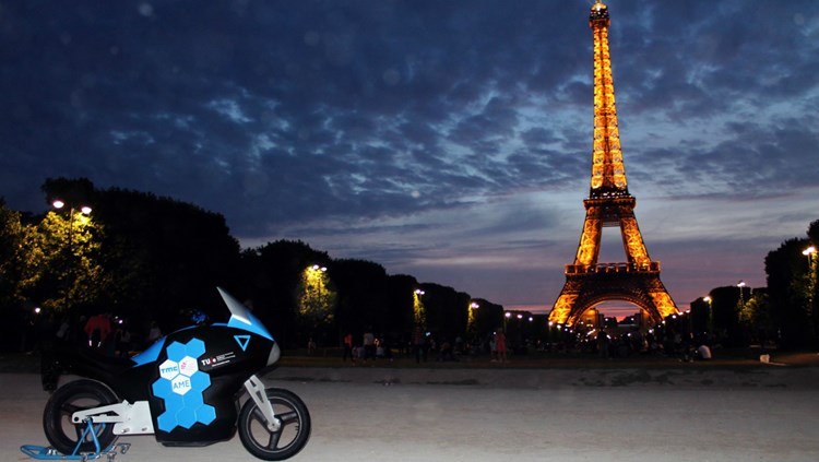 storm-wave-electric-motorbike-in-paris
