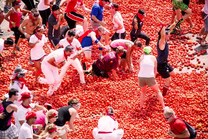 Top 10 Food fight Festivals: La Tomatina, Battle of the Oranges, Grape throwing, Flour War & Cow Dung Cake Battle.. – Kickass Trips